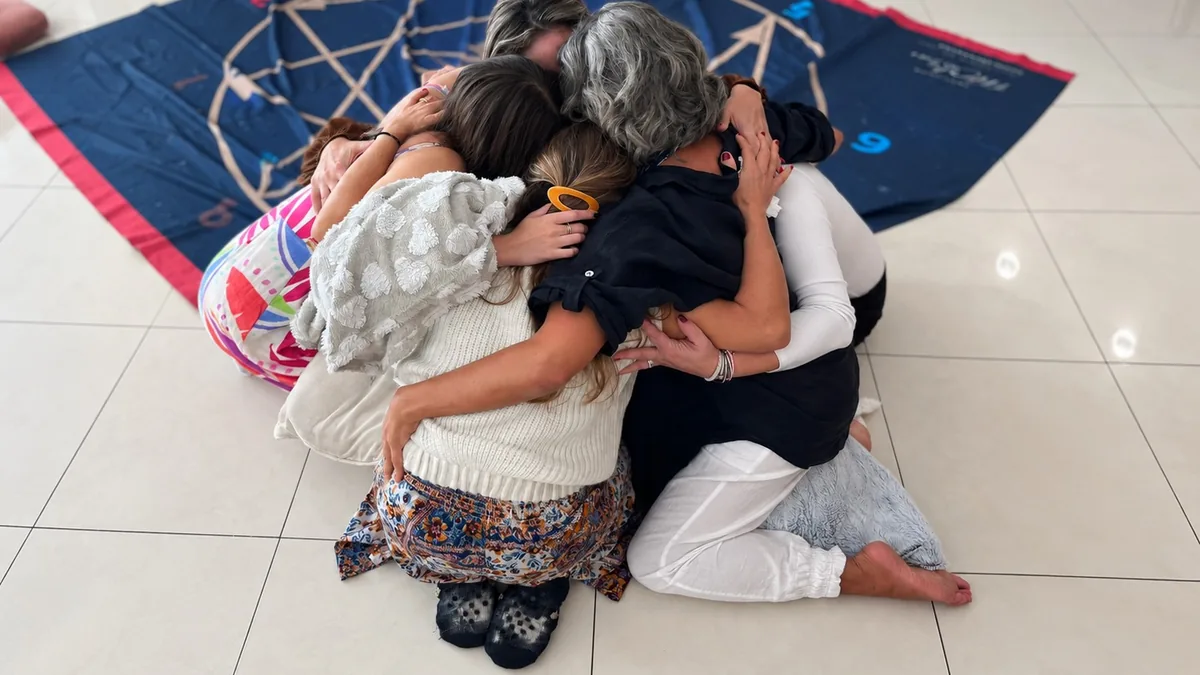 Participantes abraçadas num encontro de Mónica Correia